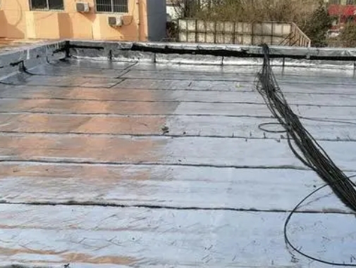 榆树卫生间漏水维修公司分享下榆树屋面楼顶防水刚性防水层施工要点。